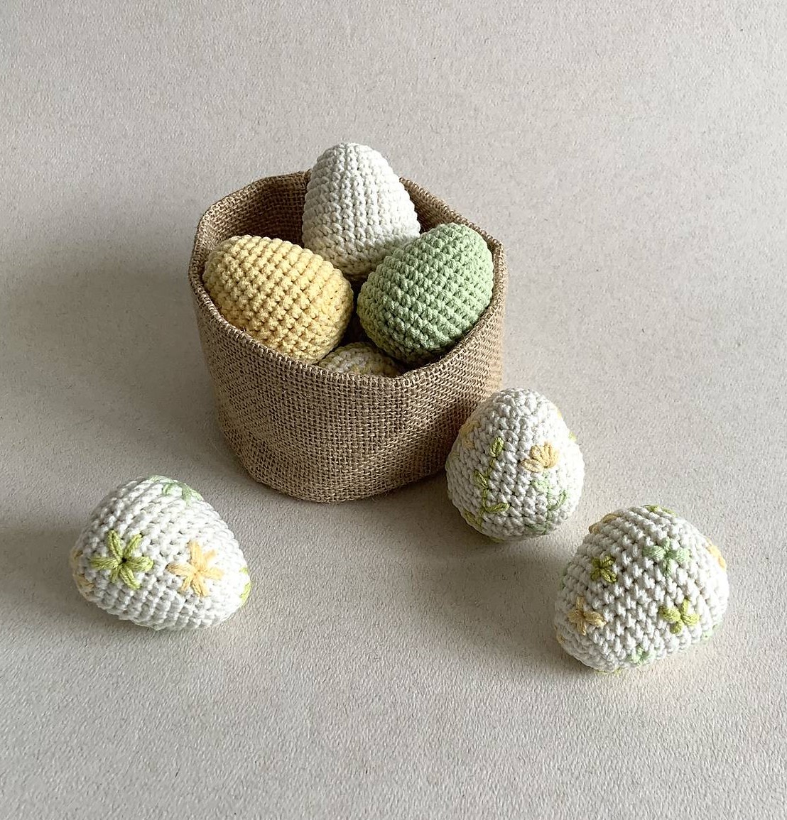 Veľká noc trochu inak: 3 háčkované dekorácie, ktoré zvládnete aj na poslednú chvíľu