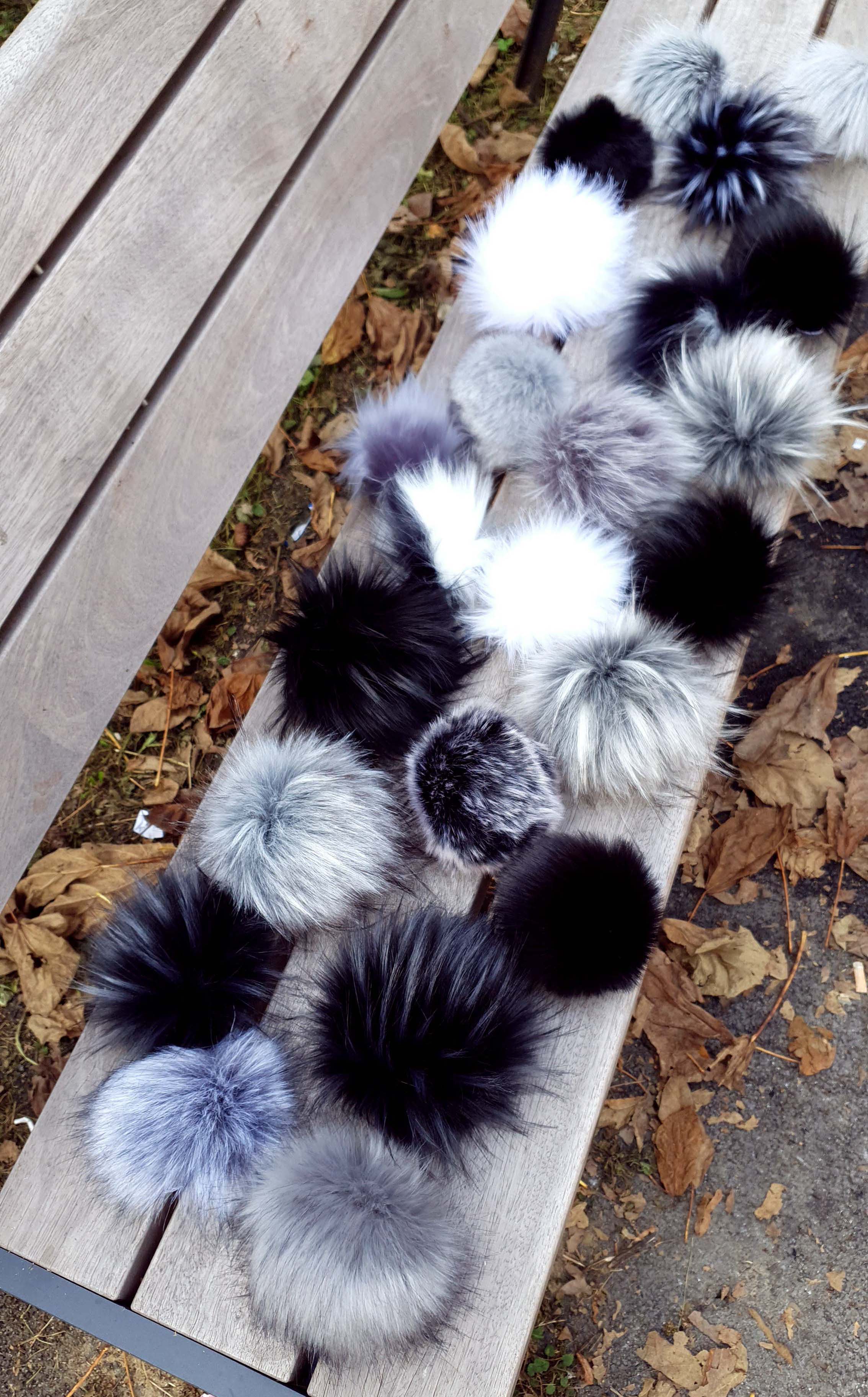 L Veľký cca 18 cm tmavší sivo sivý brmbolec na čiapku z umelej kožušiny