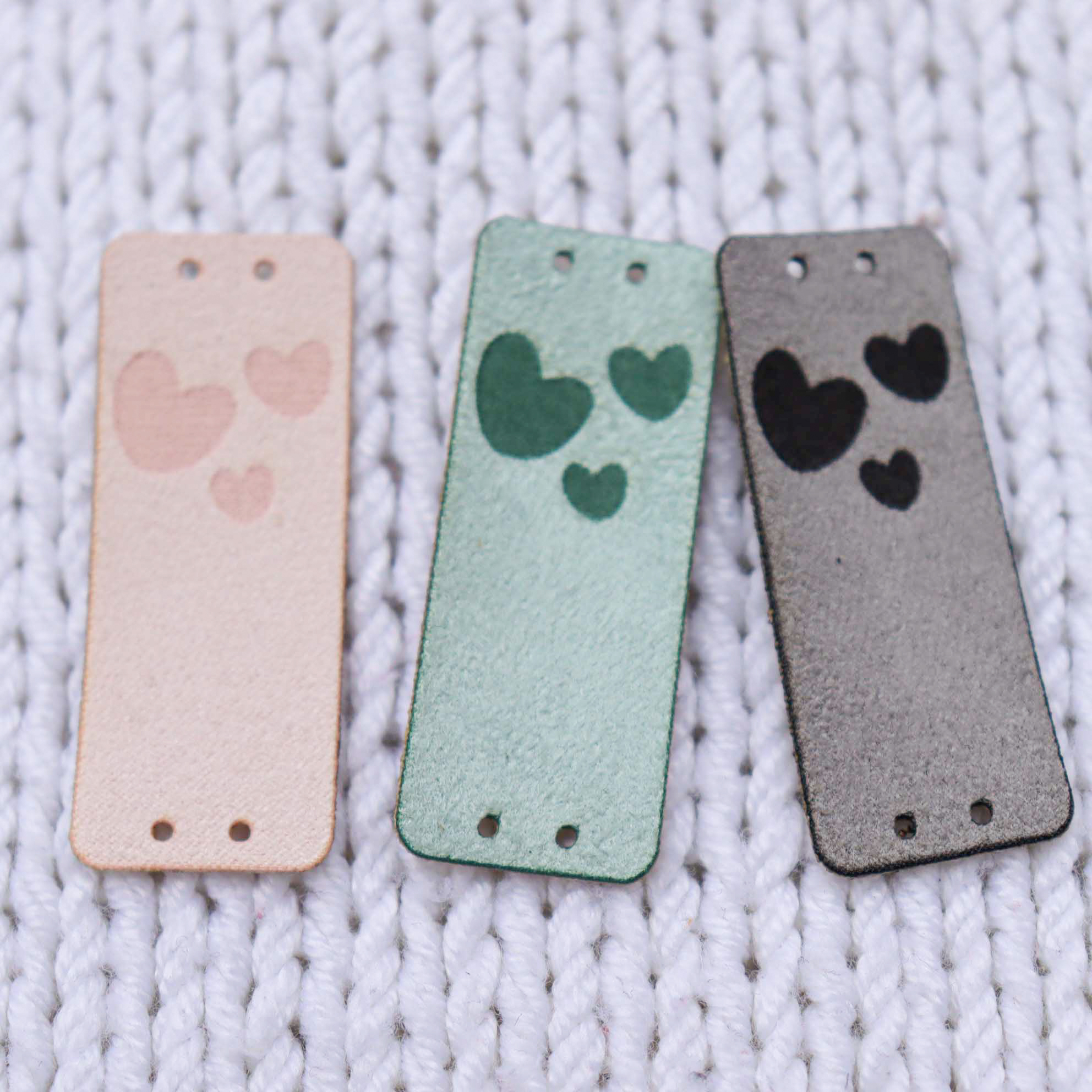 D3 - Sivé srdcia štítok / nápis ekokoža cca 5x2cm