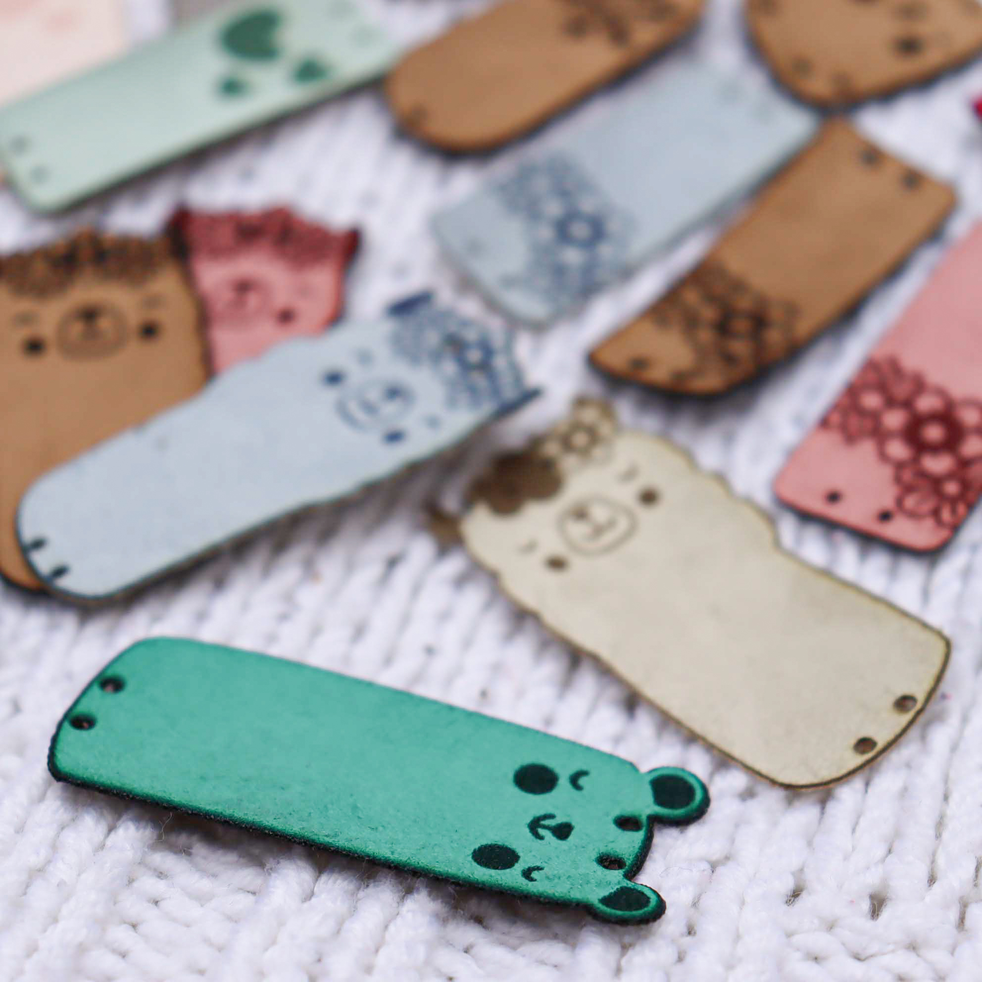 H1 - Cyklámenový kvet štítok / nápis ekokoža cca 5x2cm