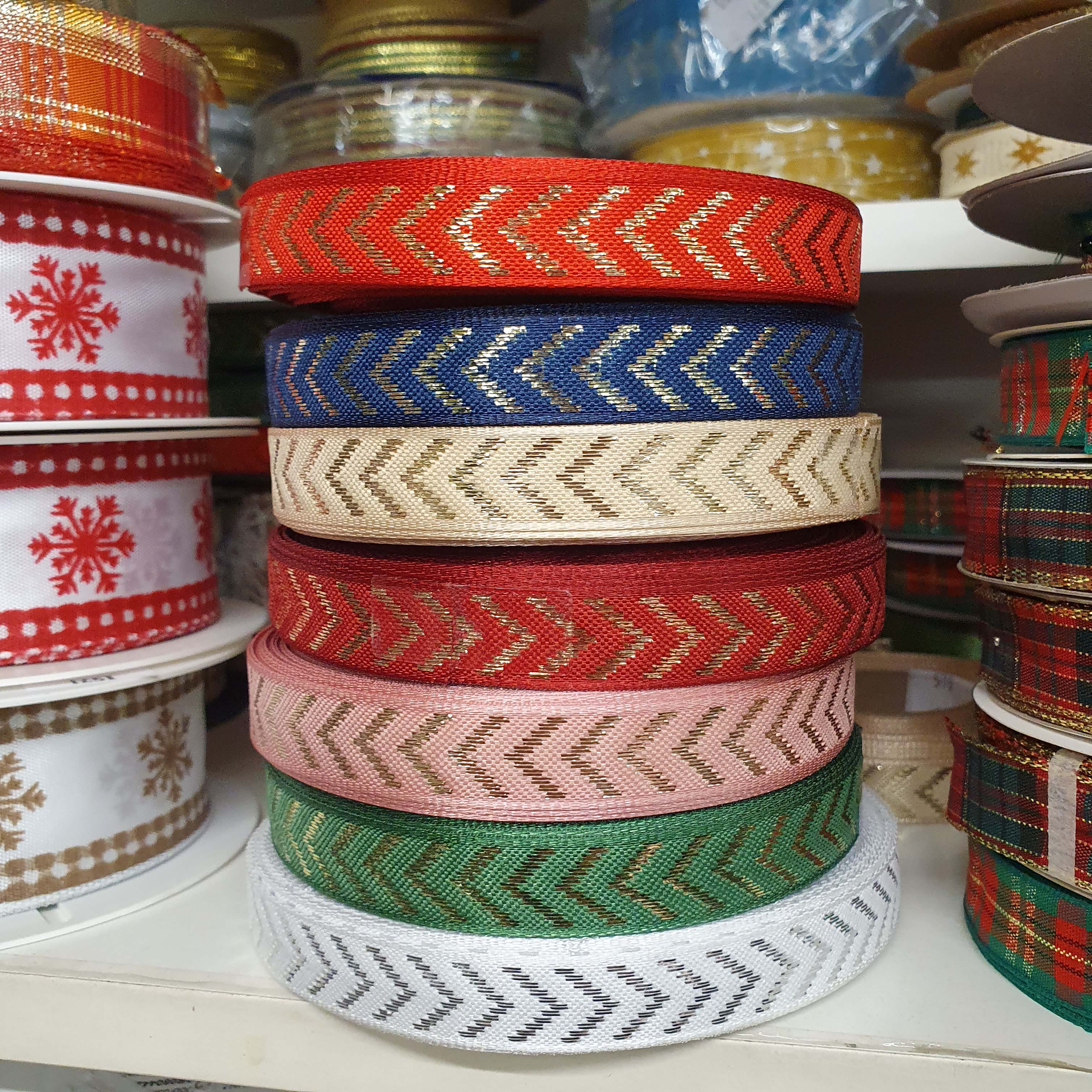 1,5cm vianočná stuha - "šípky" biela / meter