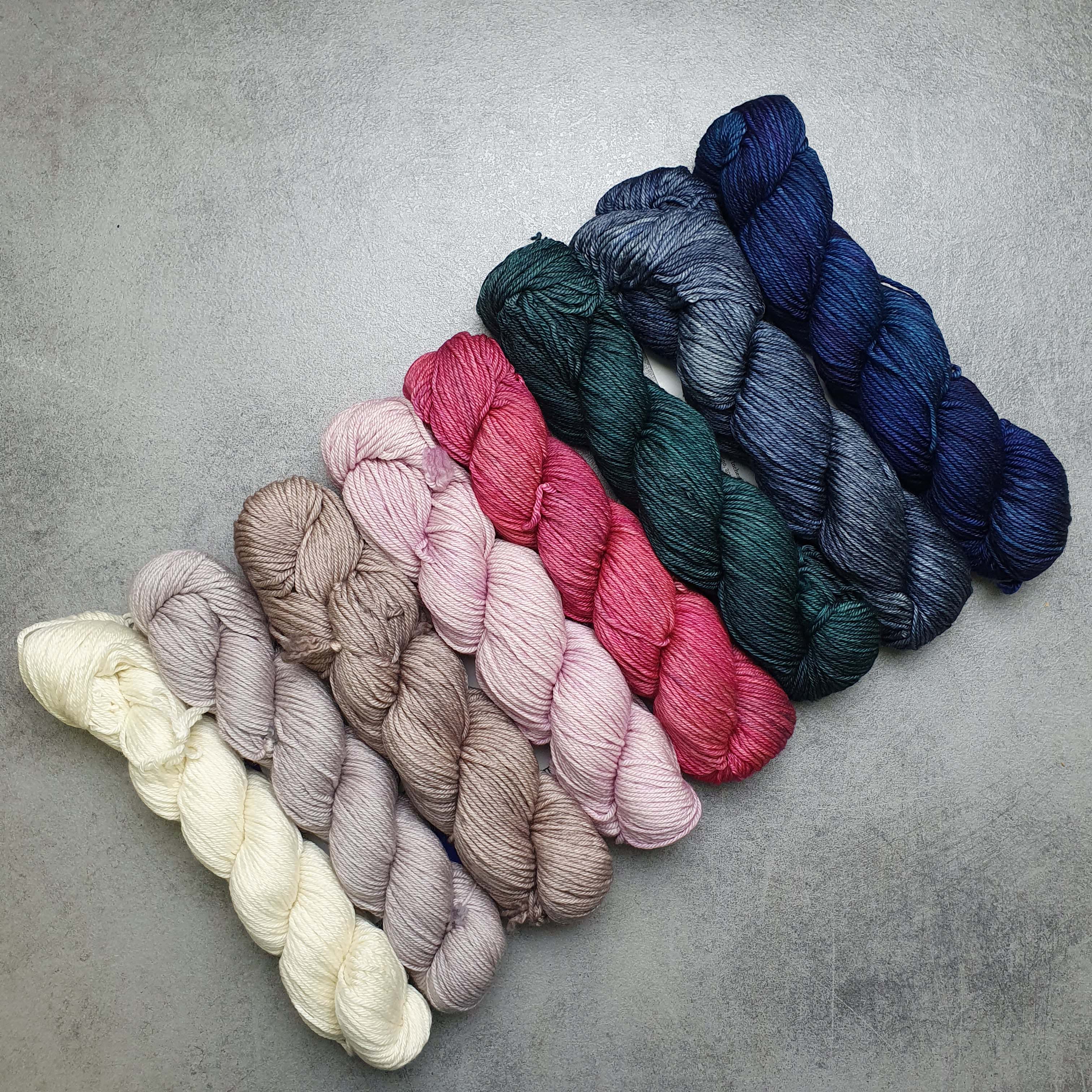 Iba 3ks! Caprino - 845 Cirrus Gray - sivá - 100% ručne farbená superfine merino vlna s kašmírom