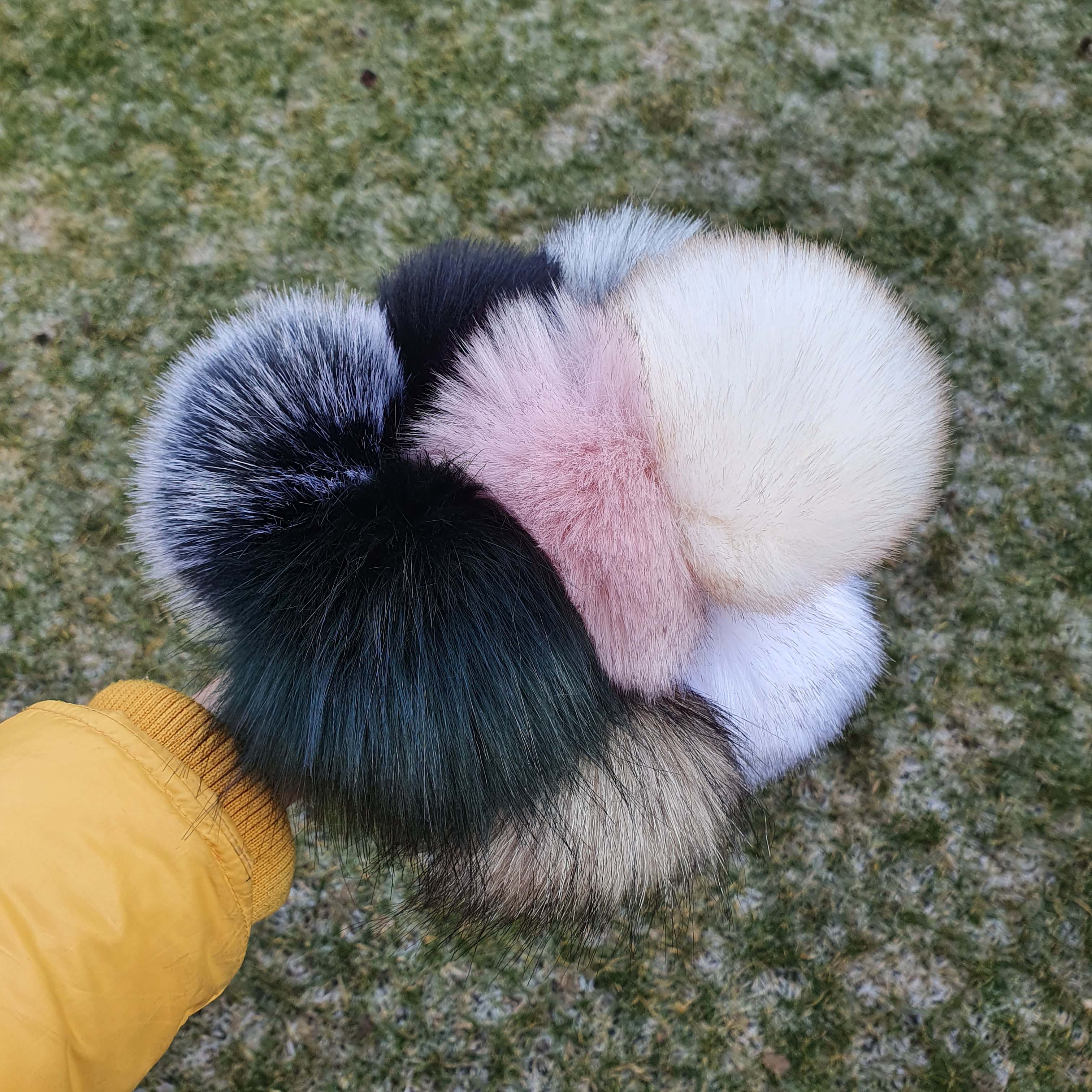 M stredný cca 12 cm maslový kožušinkový brmbolec na čiapku z umelej kožušiny