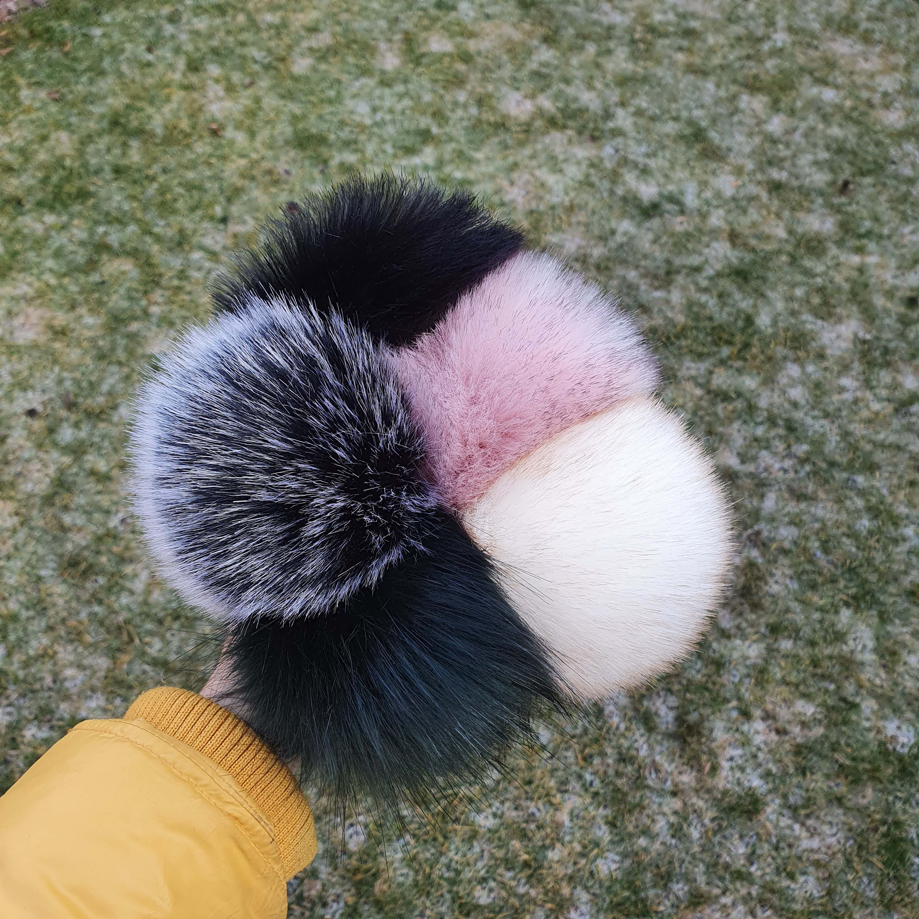 M stredný cca 12 cm maslový kožušinkový brmbolec na čiapku z umelej kožušiny