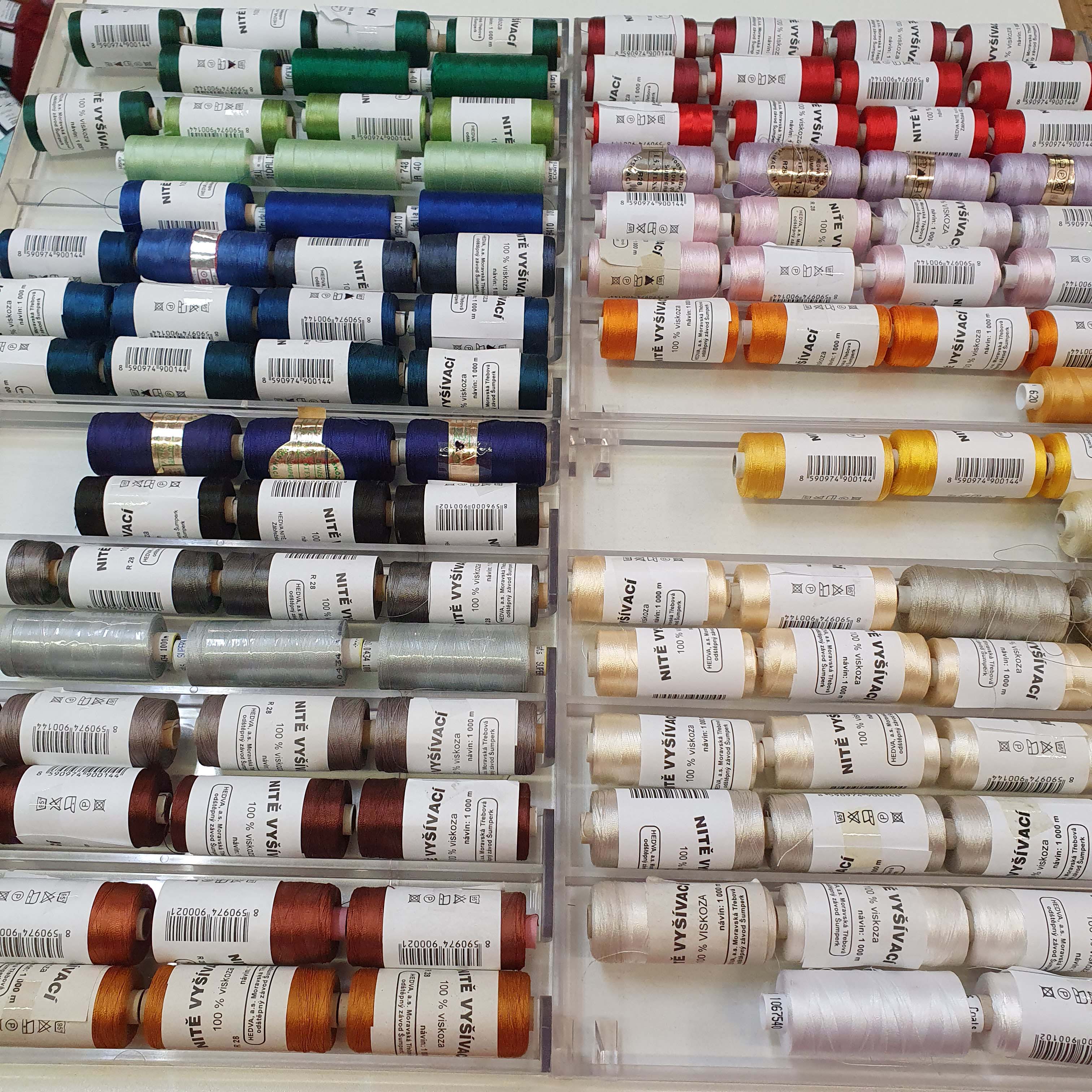 Tmavšia maslová 100% viskozova niť na vyšívanie - 1000m