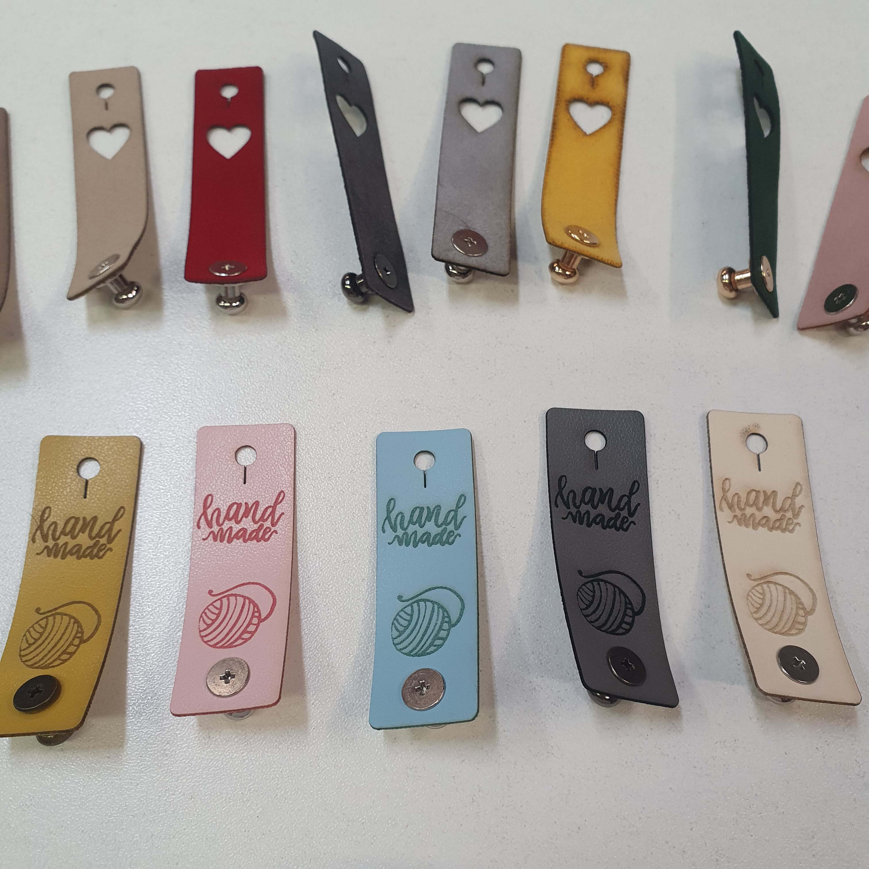 J8 - Svetlo ružový "handmade" štítok / nápis ekokoža s nikel šrubovacím nitom cca 2x6cm