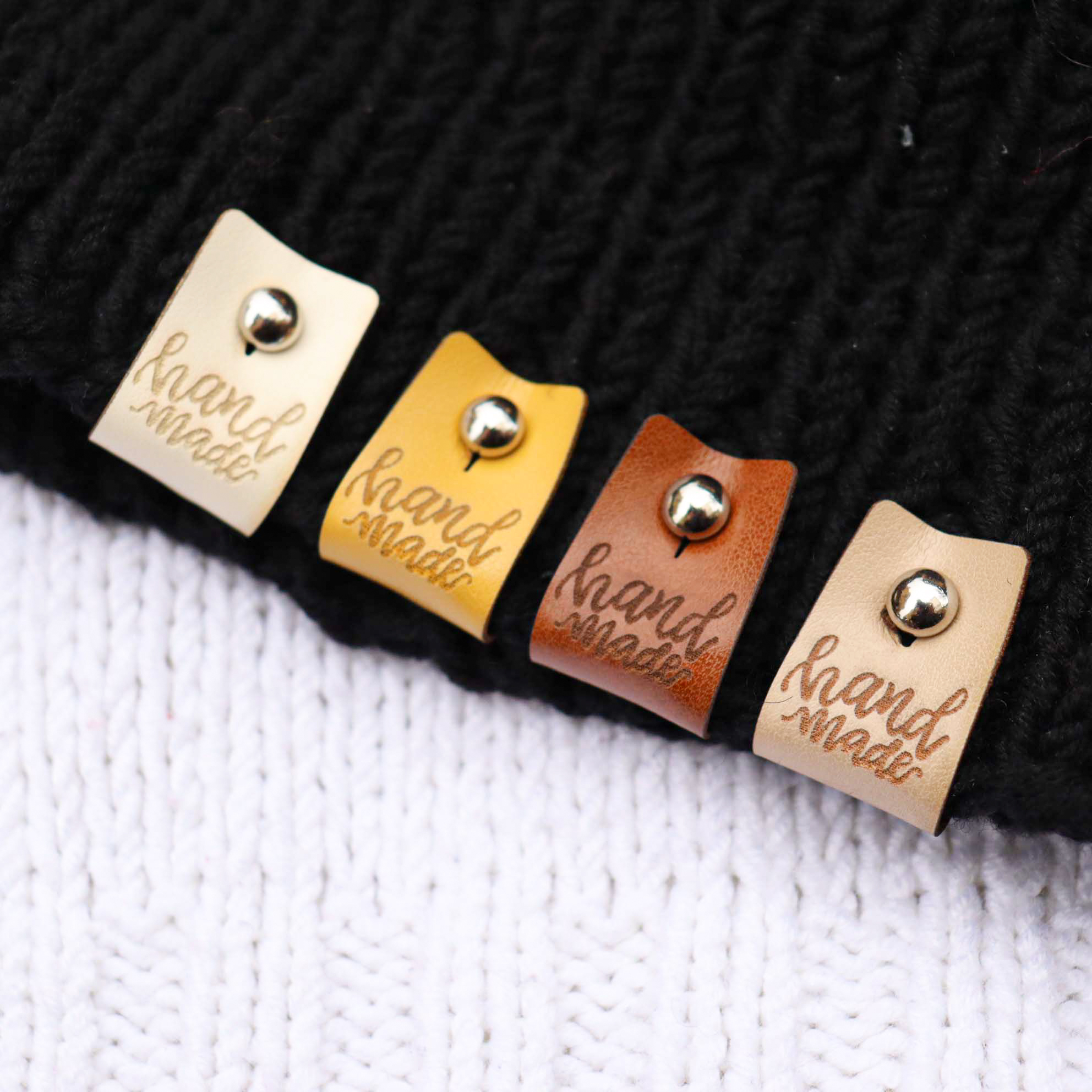 J9 - Svetlo modrý "handmade" štítok / nápis ekokoža s nikel šrubovacím nitom cca 2x6cm