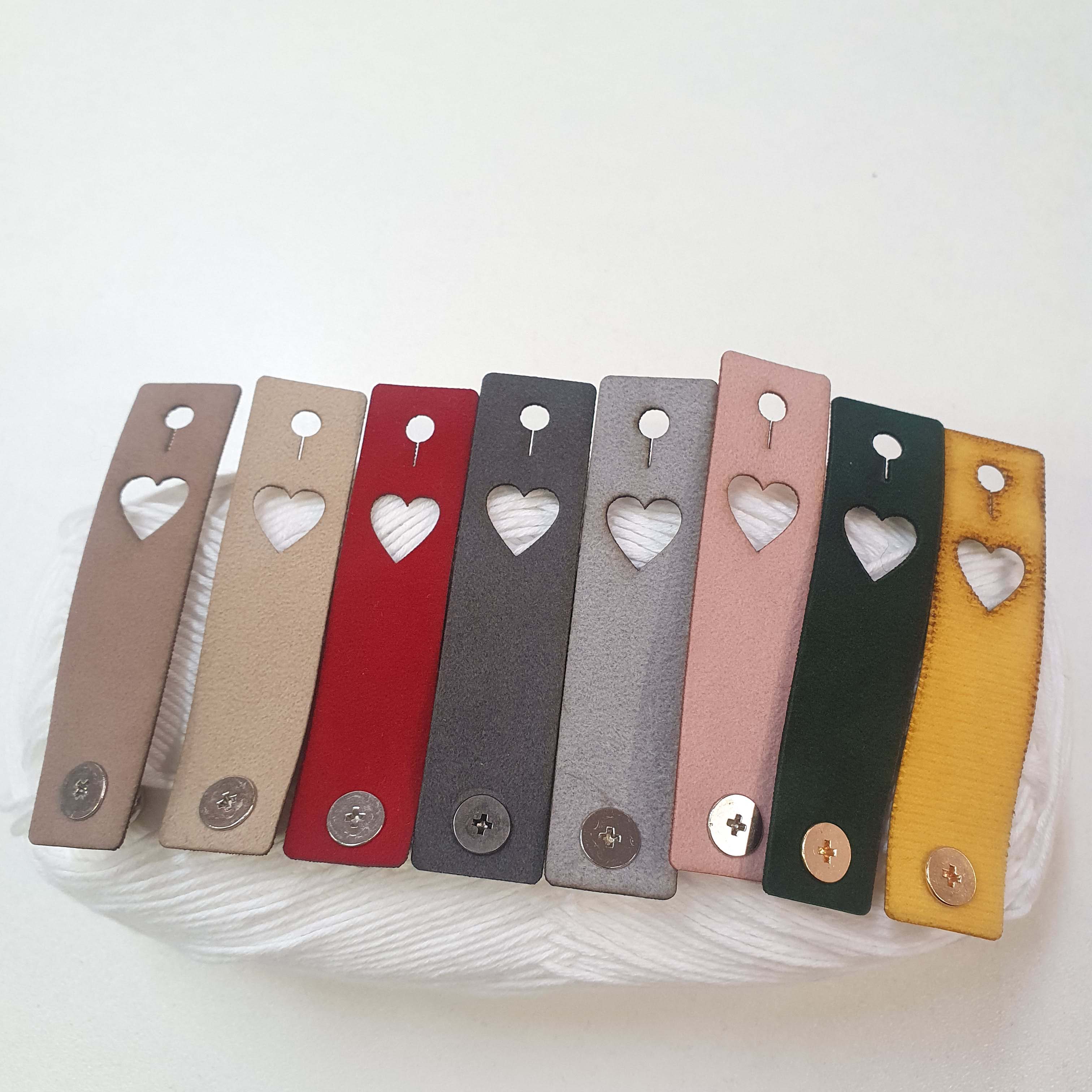 K8 - Medovo žltý "srdce" štítok / nápis ekokoža so šrubovacím nitom cca 1,6x7cm