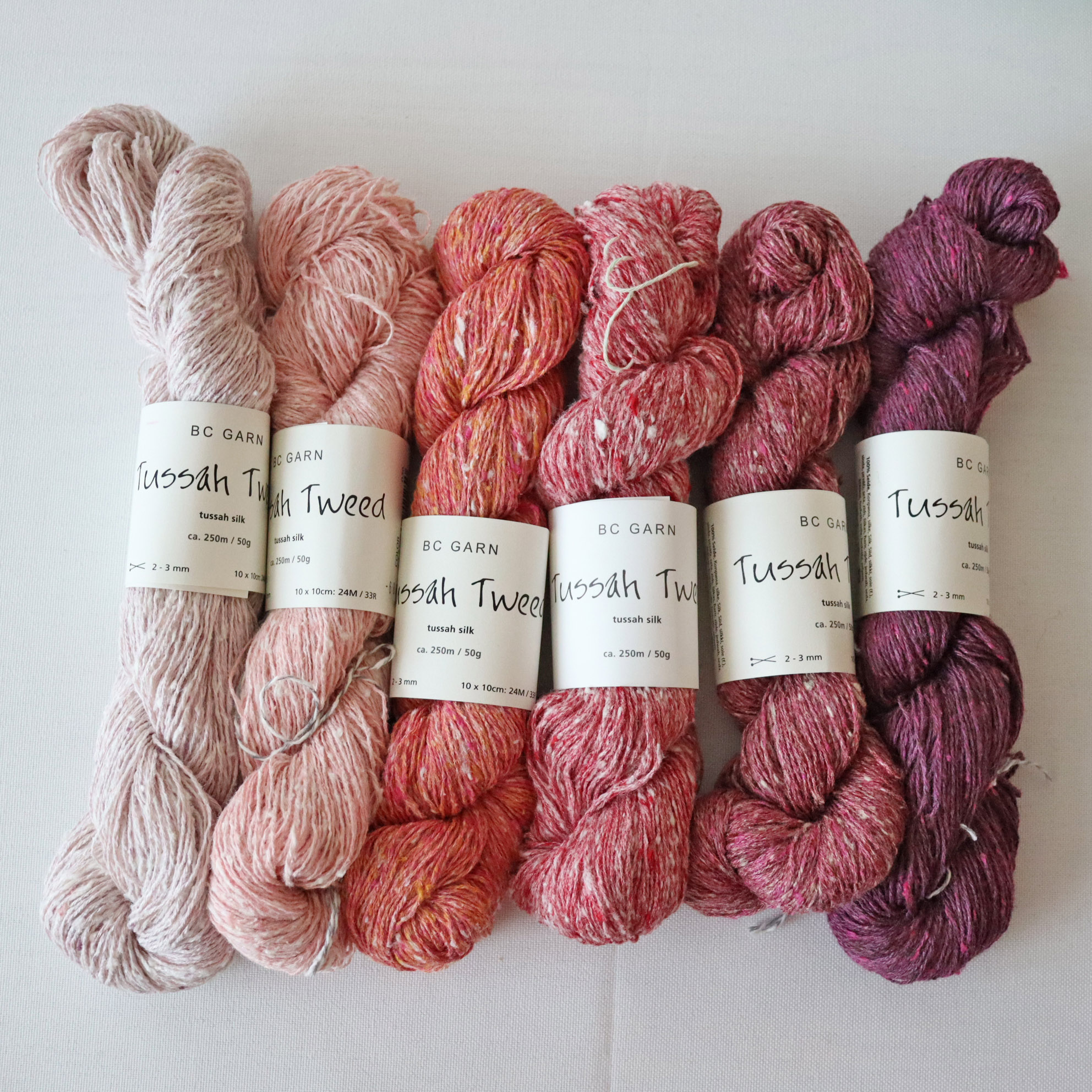 007 Tussah Tweed - vínovo zemitý 100% hodváb s nopkami