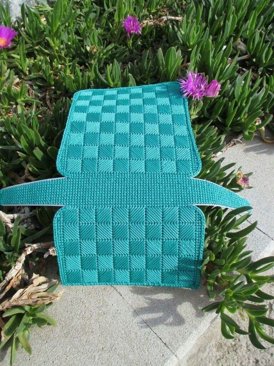 Biela plastová kanava / mriežka na kabelku 23x30 cm "S"