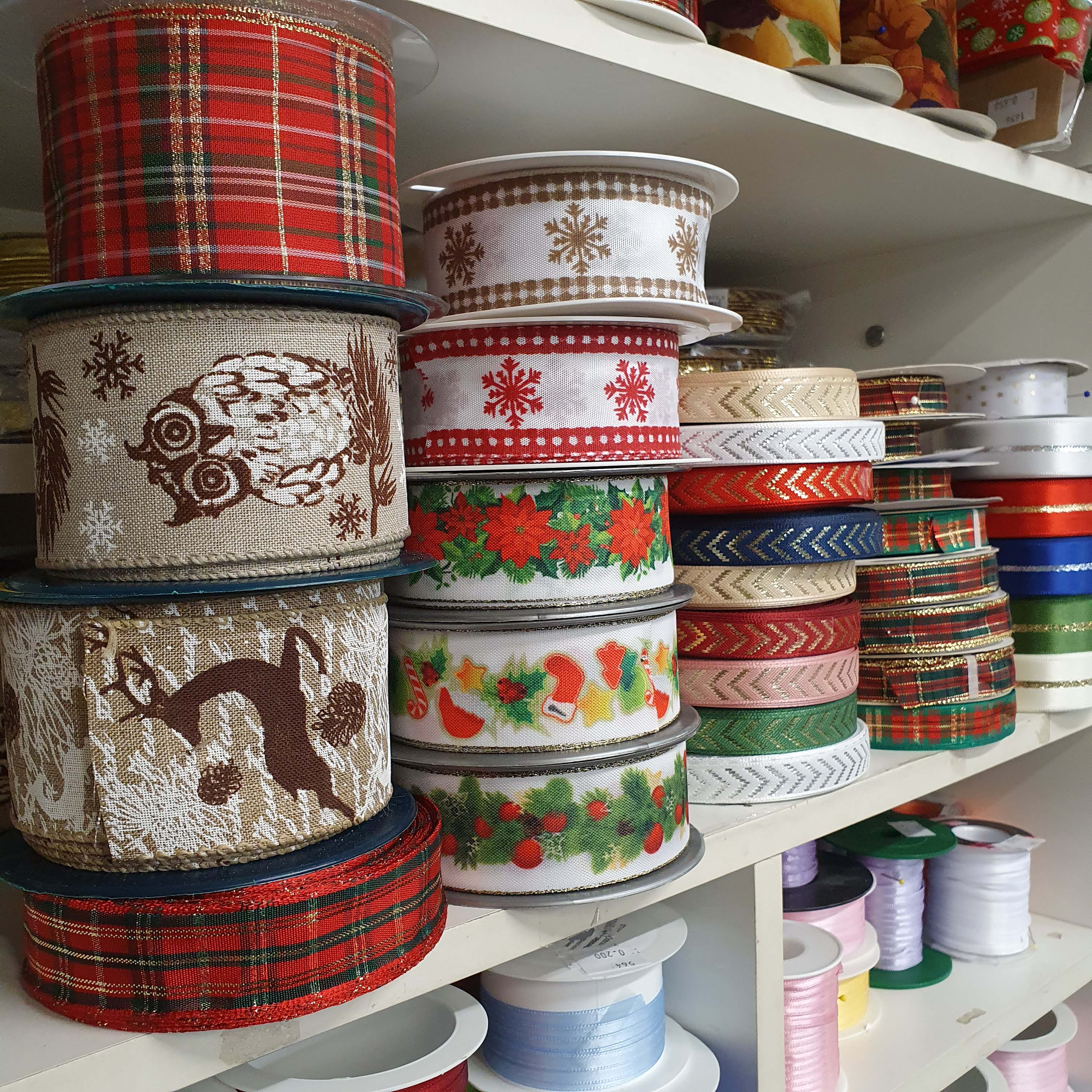 2cm vianočná stuha - biela so striebornými hviezdami / meter