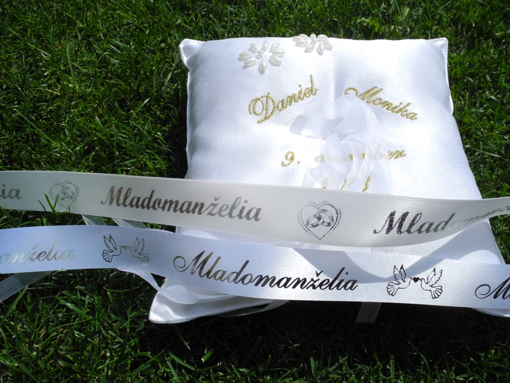 Biela ozdobná stuha so zlatým - Mladomanželia s holubmi | 2,5cm x 1m