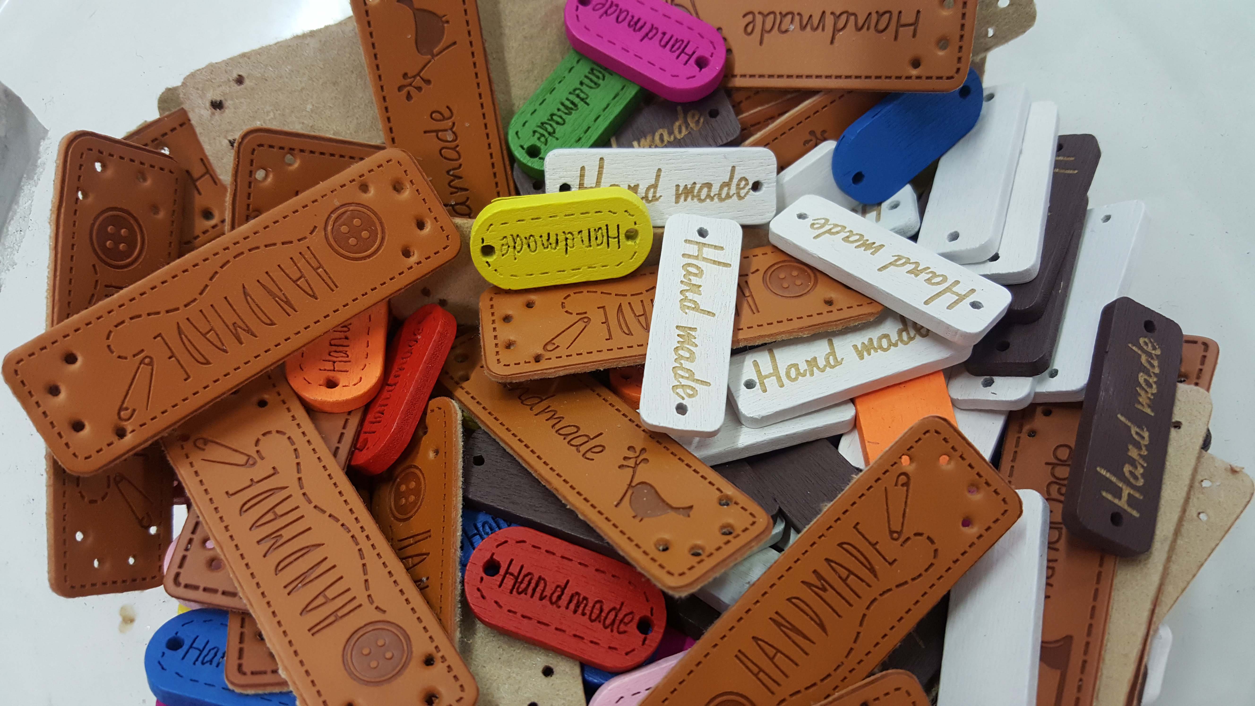 Farebný handmade štítok / nápis na dreve - náhodný výber