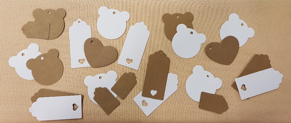 Papierový štítok 1ks - visacka - Macko - biela farba - cca 6cm x 6cm