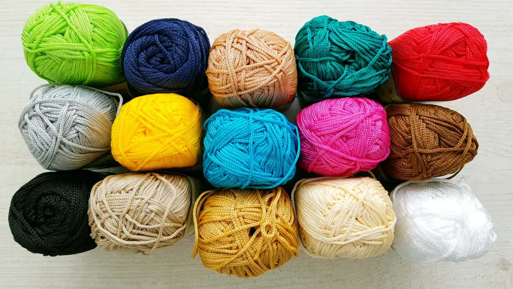 Macrame 155 - Zlatistá špagátová lesklá háčkovacia priadza 