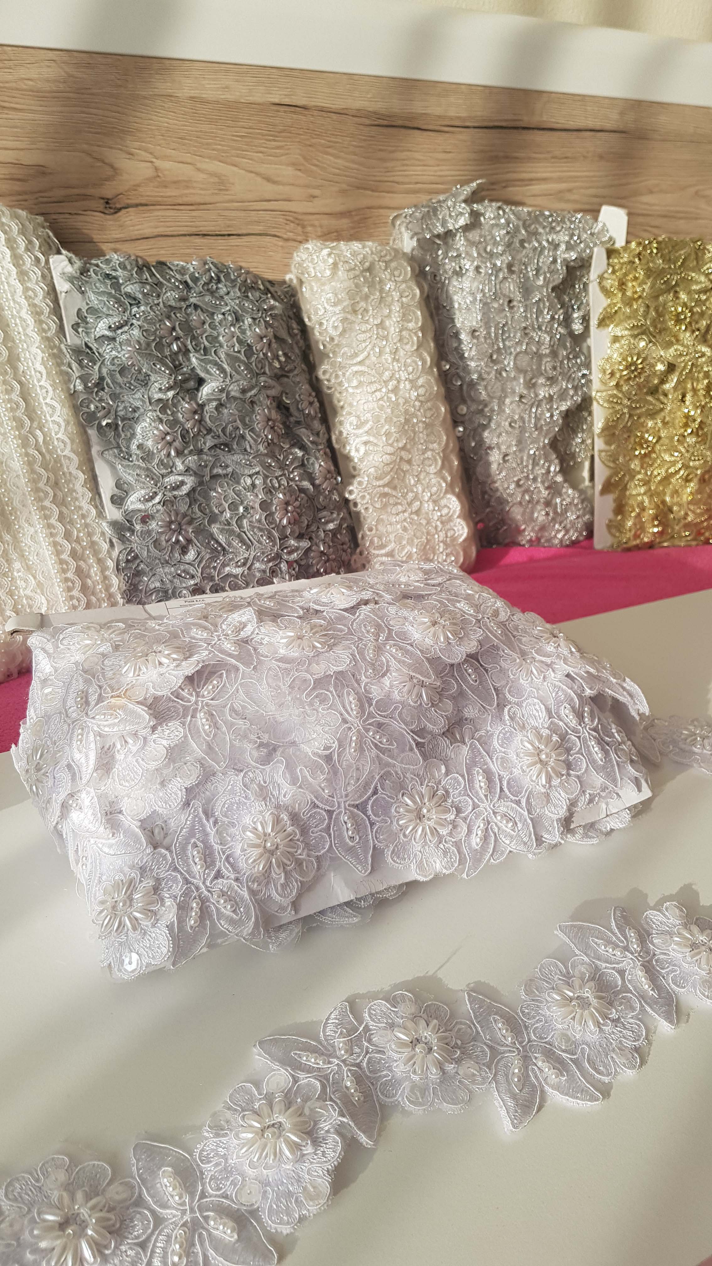 Červeno oranžovo medená vyšívaná ozdobná krajka s kvetmi - prámik na monofile šírka 28 mm x 1m