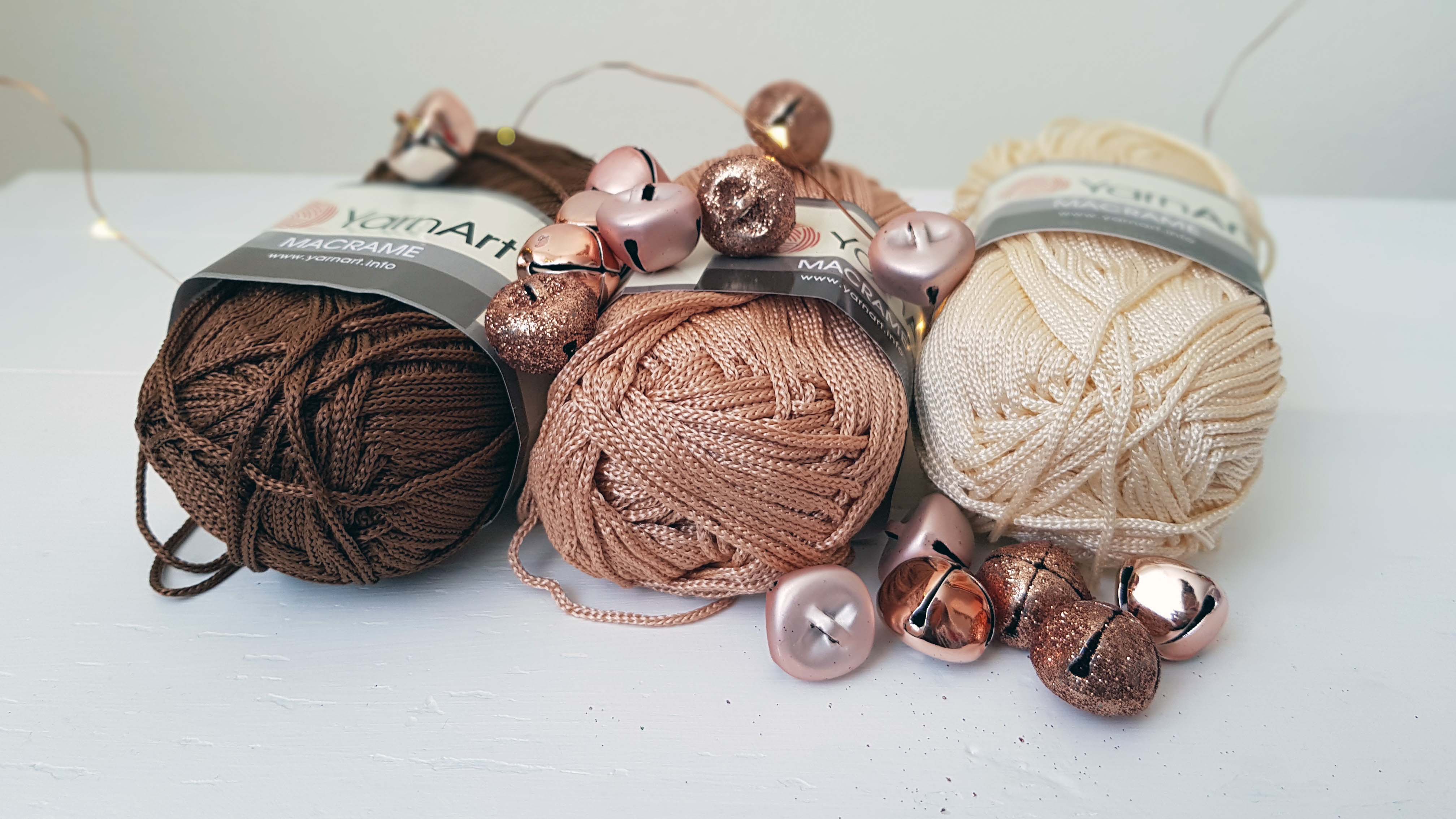 Macrame 156 - Stredne pieskovo béžová špagátová lesklá háčkovacia priadza 