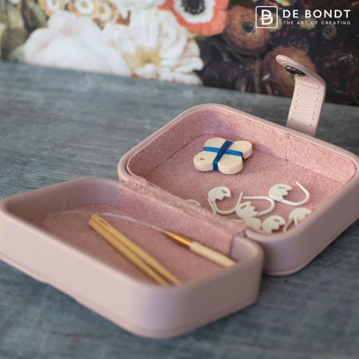 Púdrovo ružové púzdro menšie 11,7 X 7,8 X 4,6 cm "Buddy Case - Namaste" by Jimmy Beans - Vegan koža