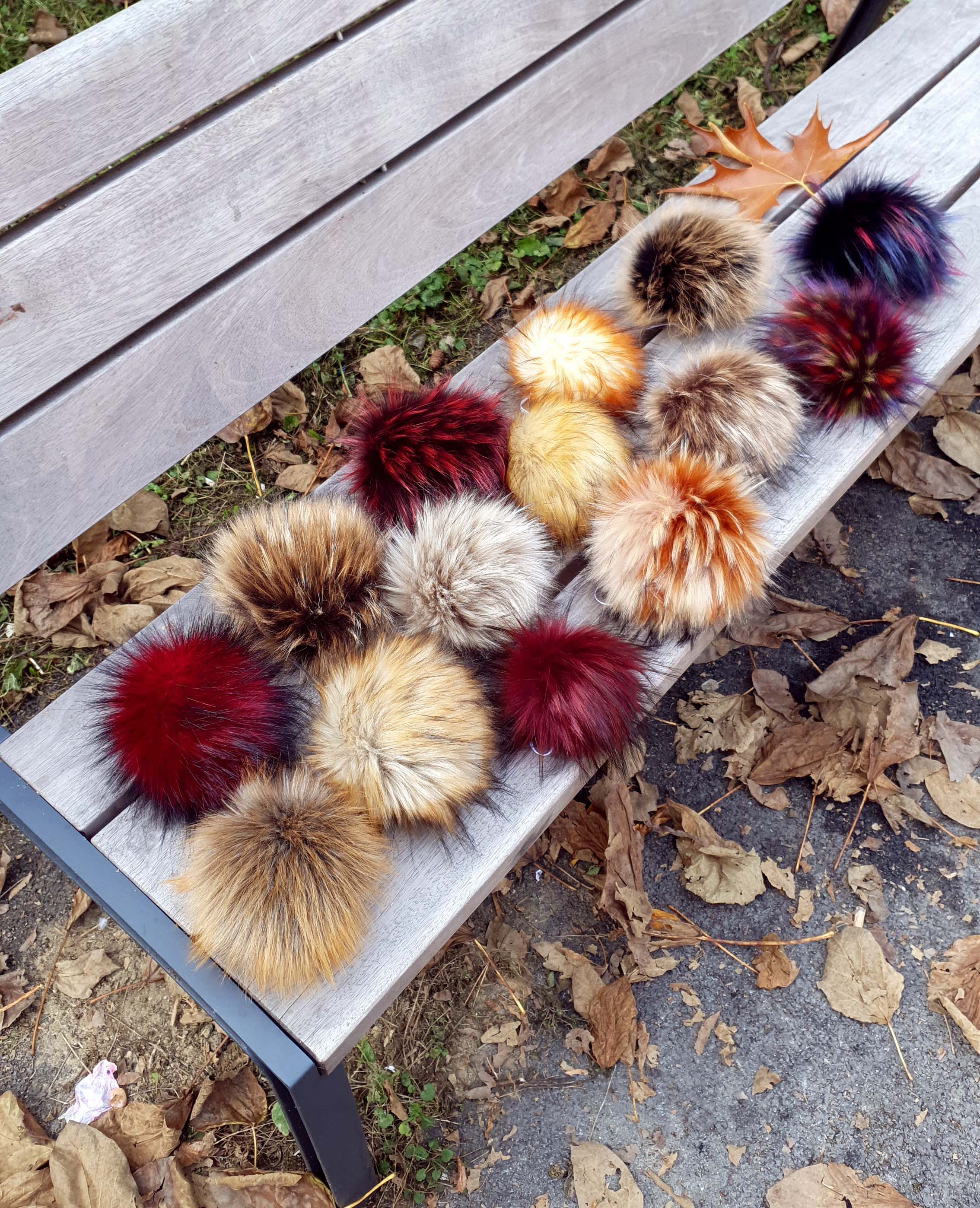 L veľký cca 18 cm bežový so zlatým brmbolec na čiapku z umelej kožušiny