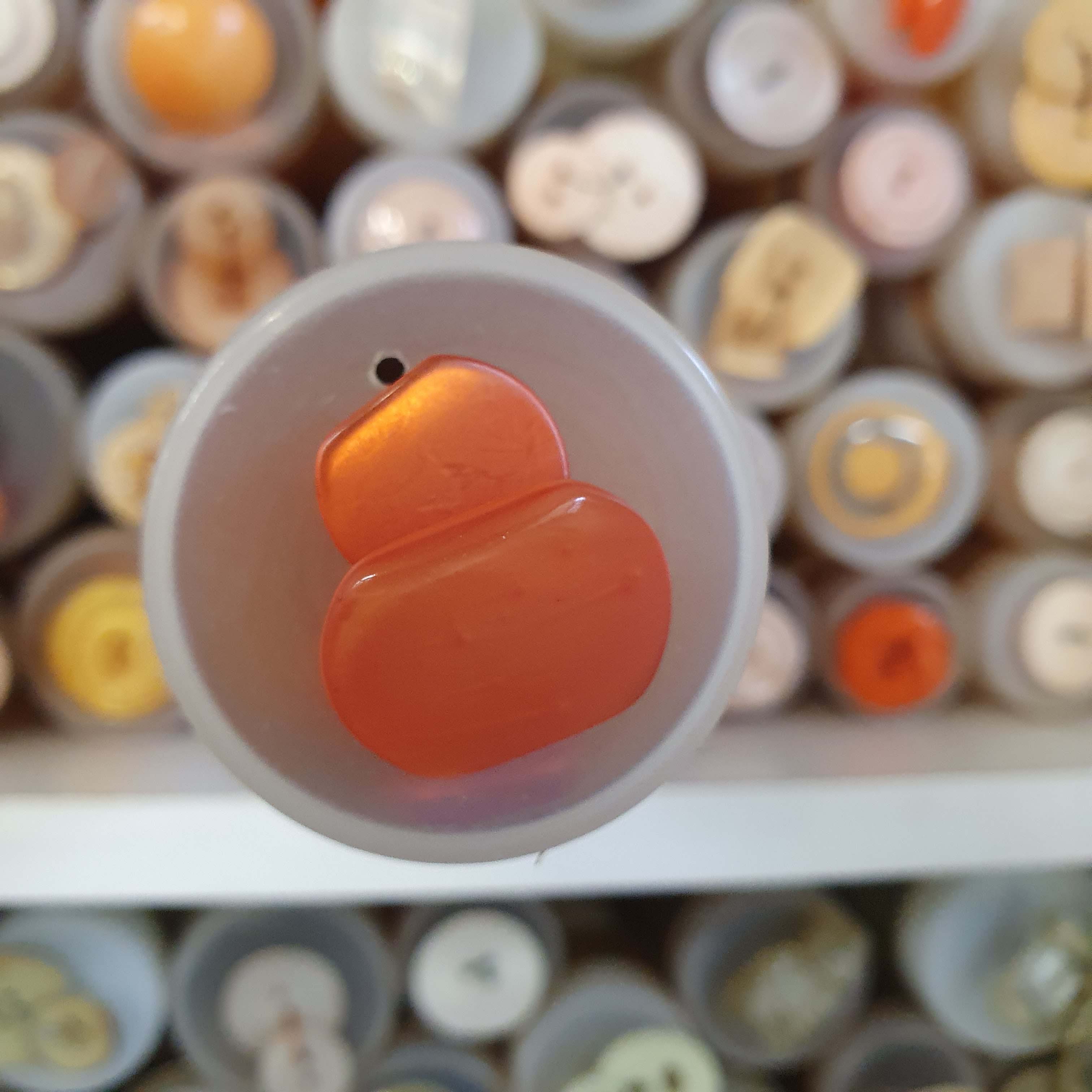 Atypický oranžový gombík dekoratívny väčší cca 2,2cm