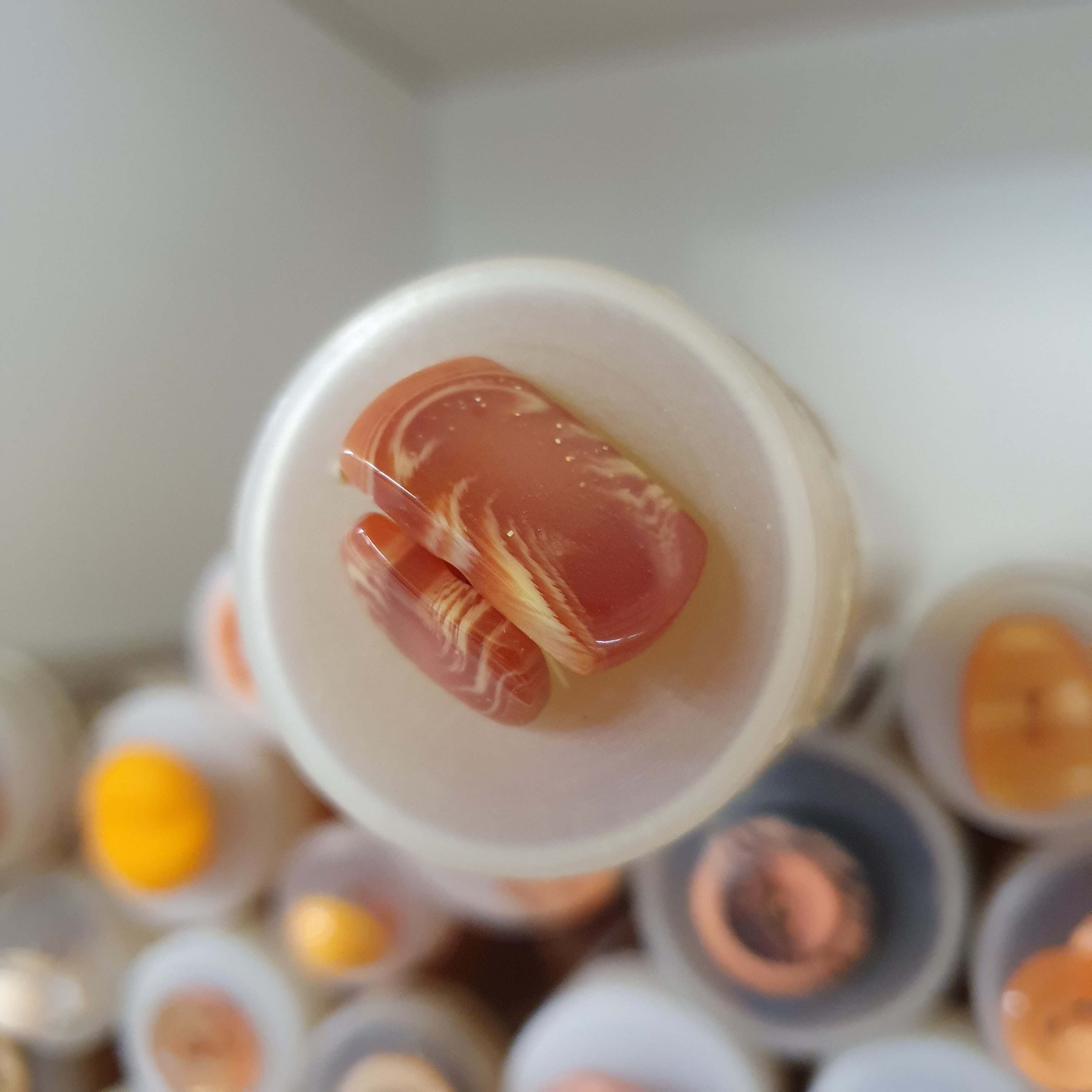 Atypický hnedo oranžový gombík dekoratívny väčší cca 2,2cm