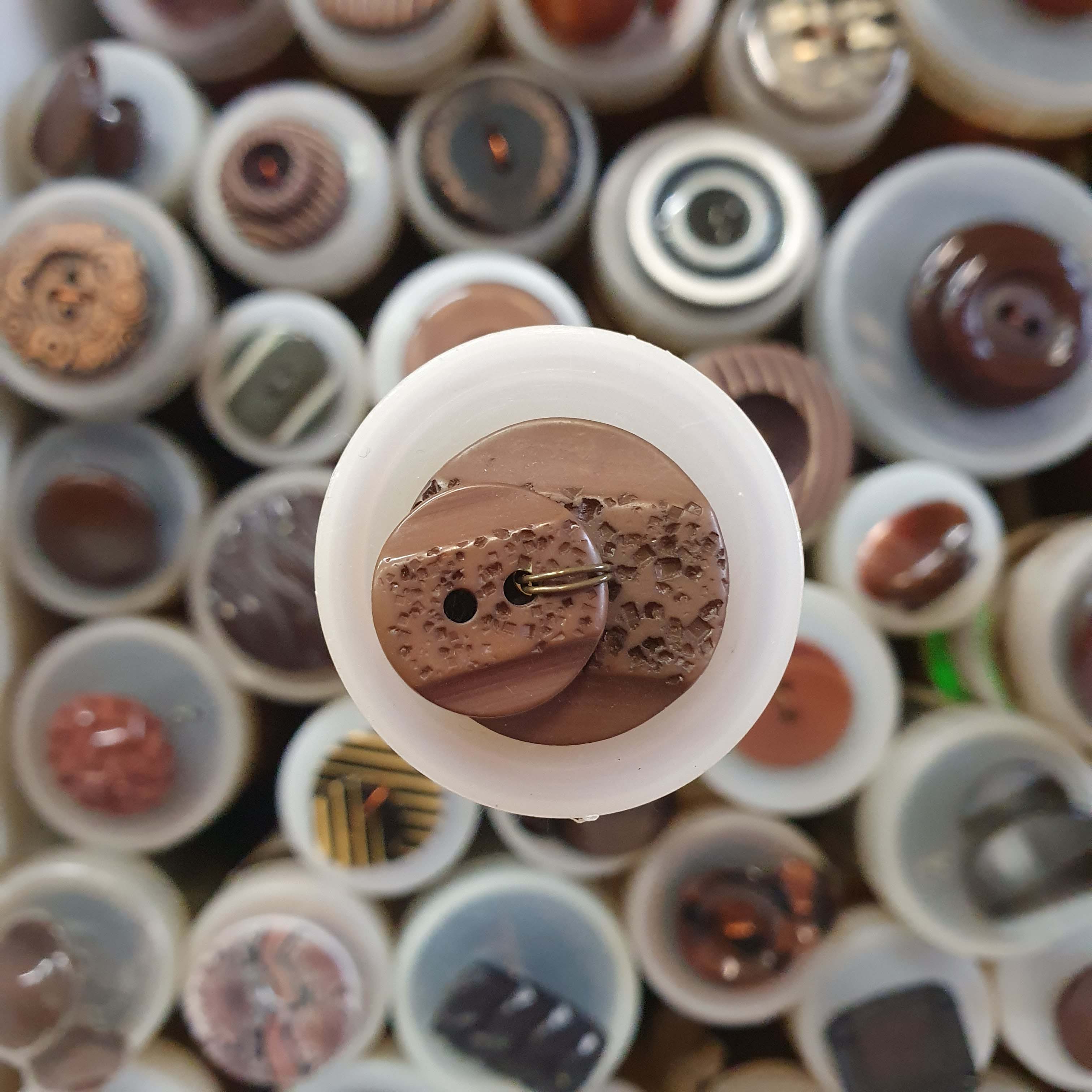 Kávovo hnedý gombík okrúhly väčší cca 2,3cm