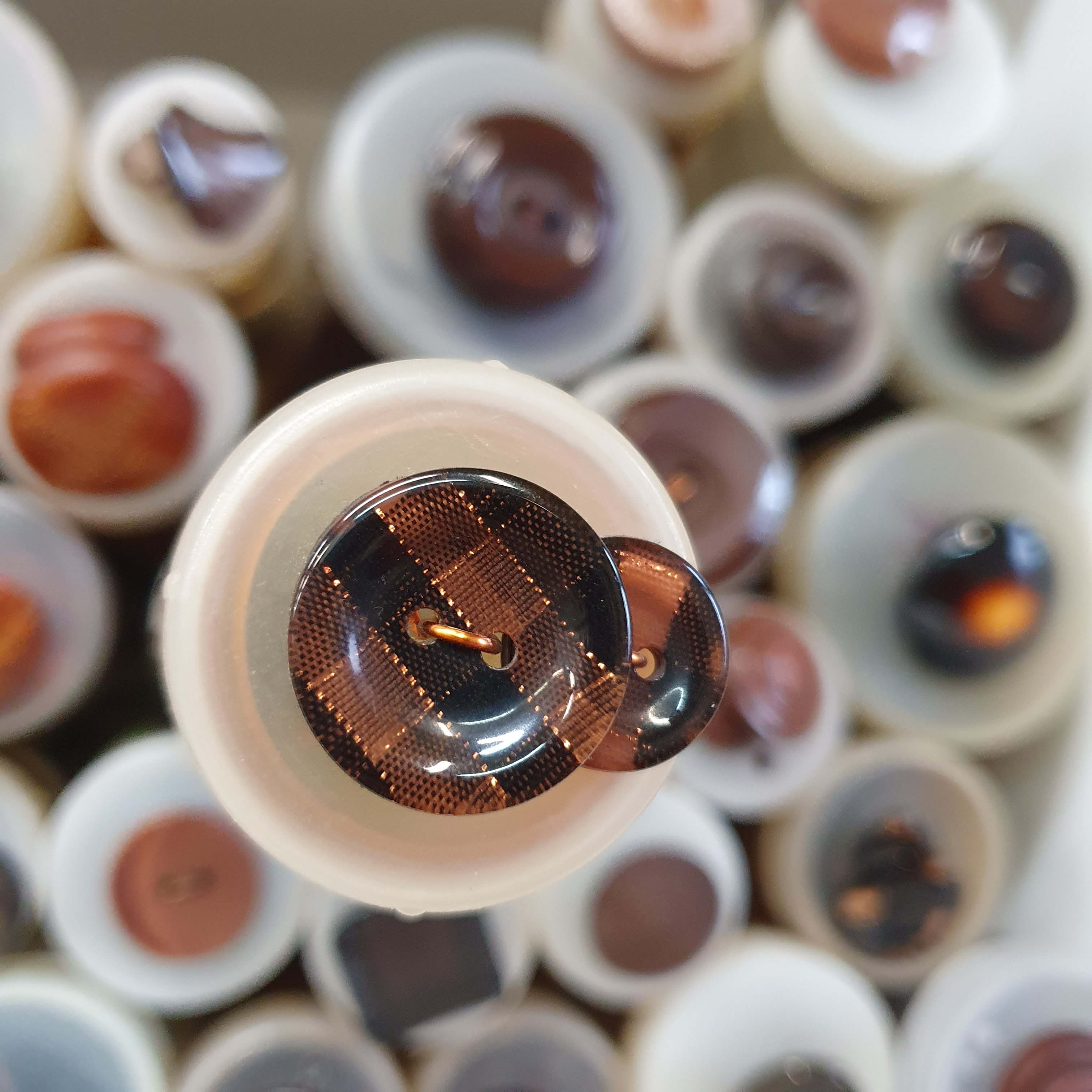 Hnedo čierny dekoratívny gombík okrúhly väčší cca 2,1cm