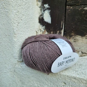 17 Baby Merino - Stredne kávová 100% merino vlna so superwash úpravou