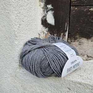 19 Baby Merino - Stredne sivá 100% merino vlna so superwash úpravou