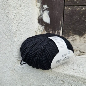 21 Baby Merino - Čierna 100% merino vlna so superwash úpravou