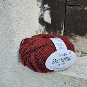 51 Baby Merino - Tmavo škoricová 100% merino vlna so superwash úpravou
