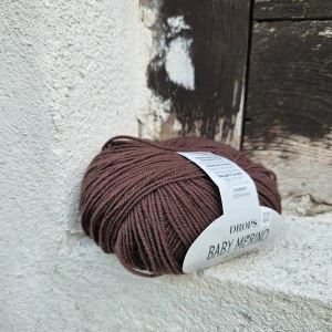 52 Baby Merino - Tmavo čokoládovo hnedá 100% merino vlna so superwash úpravou
