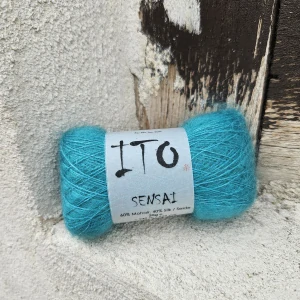 posledných 6ks! Sensai - 0326 Pool Blue - stredne jasná modro zelená tenká mohérová vlna s hodvábom