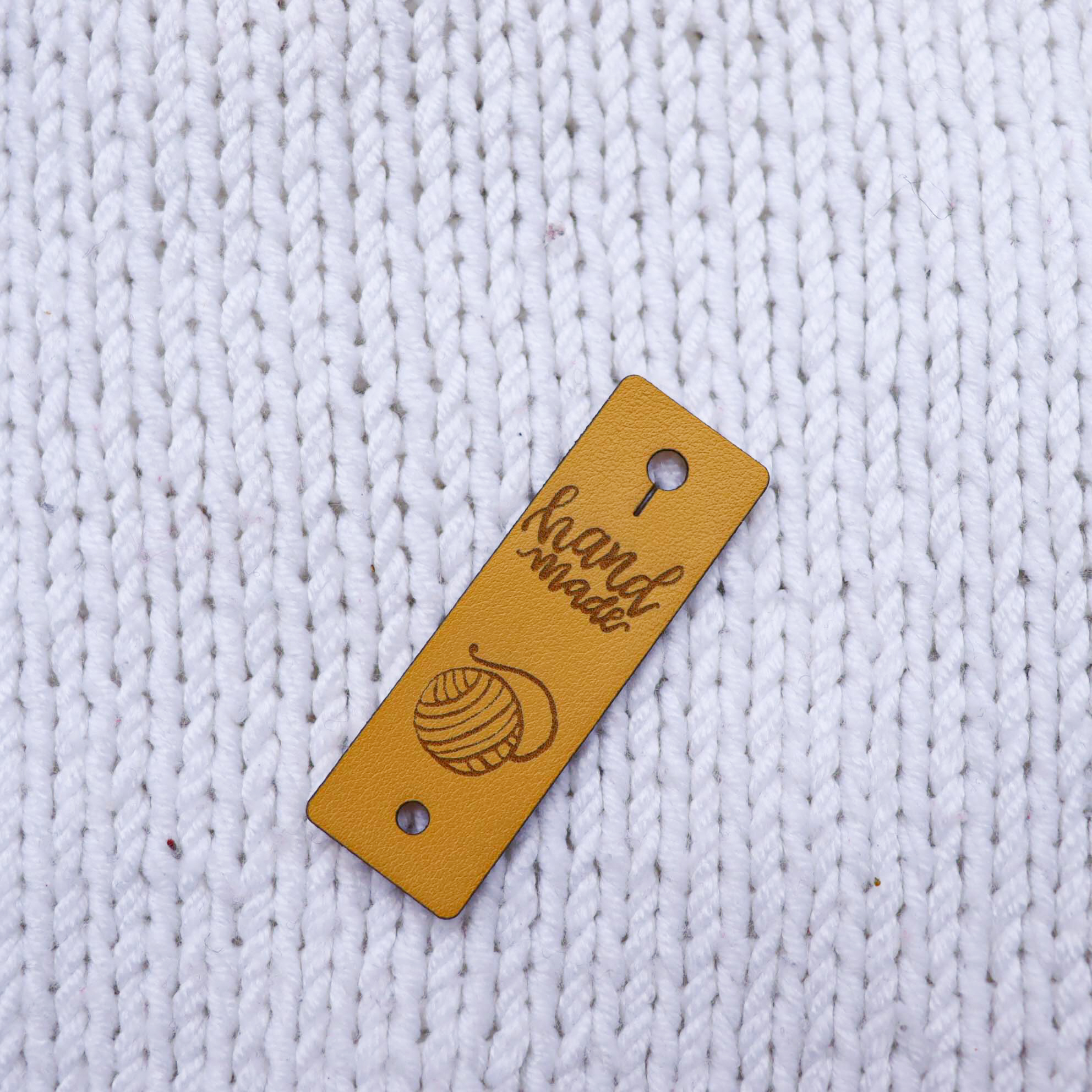 J3 - Medovo žltý "handmade" štítok / nápis ekokoža so šrubovacím nitom cca 2x6cm