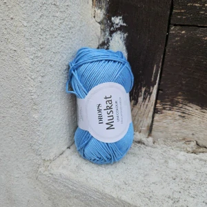 02 Muskat - stredne modrá letná bavlnená priadza