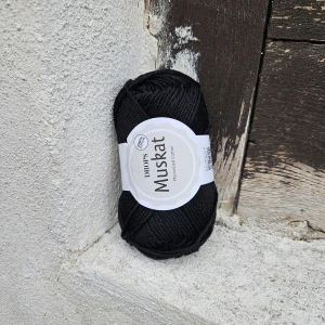 17 Muskat - čierna letná bavlnená priadza