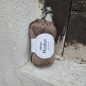24 Muskat - tmavšia šedo bežová letná bavlnená priadza