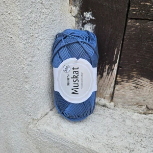 36 Muskat - tmavšia denim modrá letná bavlnená priadza