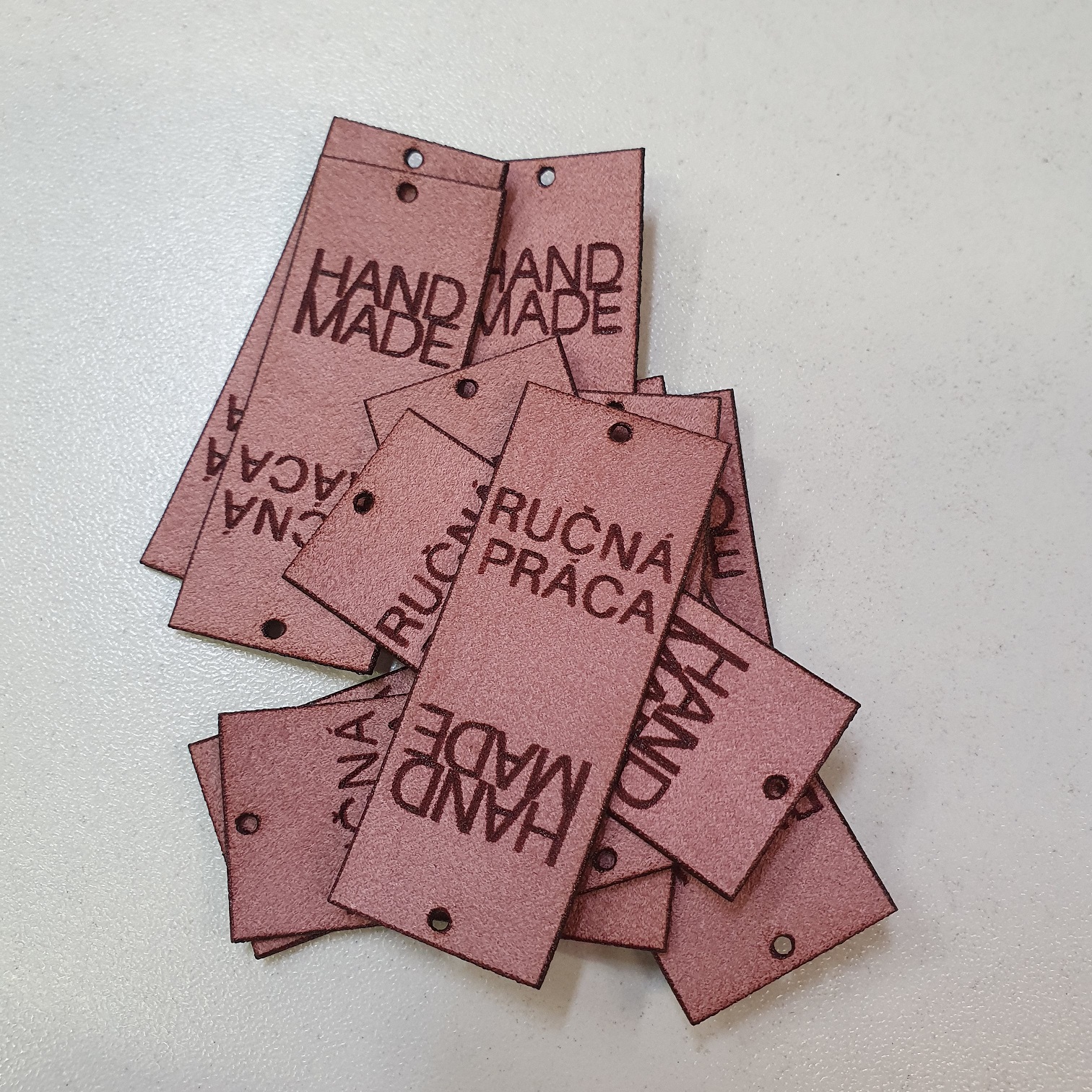 M1 - Ružový našívací "ručná práca" štítok / nápis ekokoža cca 2x5cm