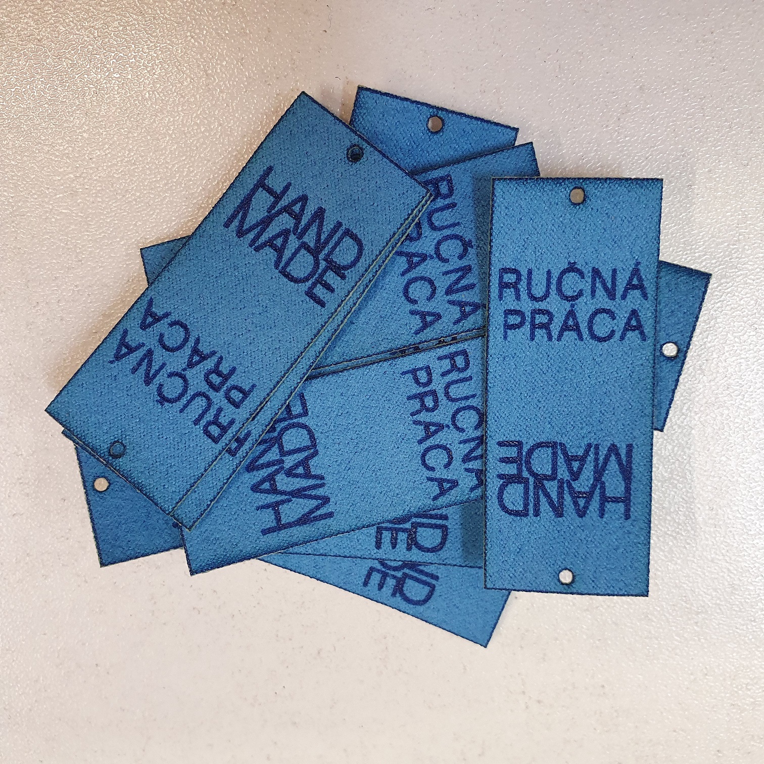 M2 - Modrý našívací "ručná práca" štítok / nápis ekokoža cca 2x6cm