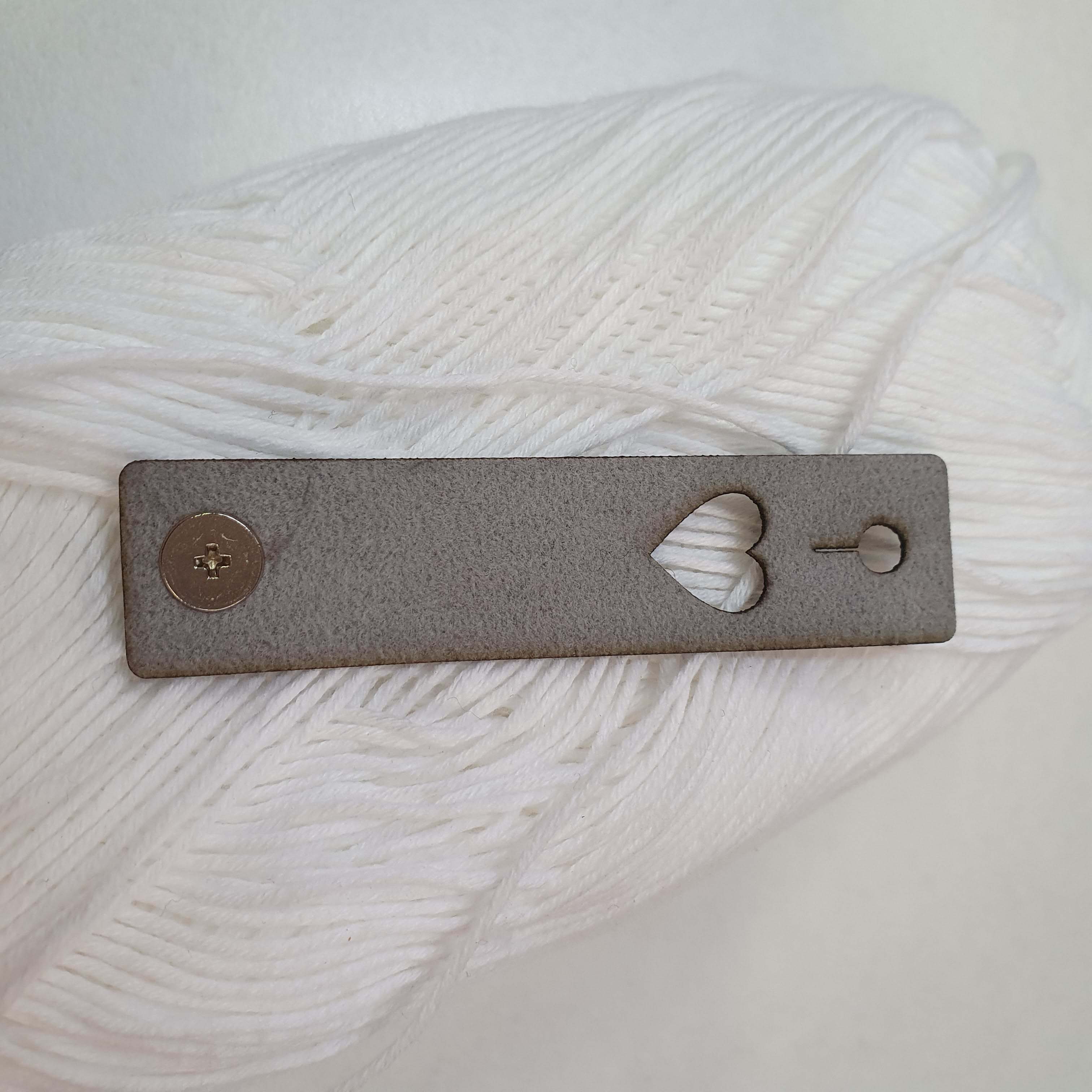 K6 - Svetlo sivý "srdce" štítok / nápis ekokoža so šrubovacím nitom cca 1,6x7cm