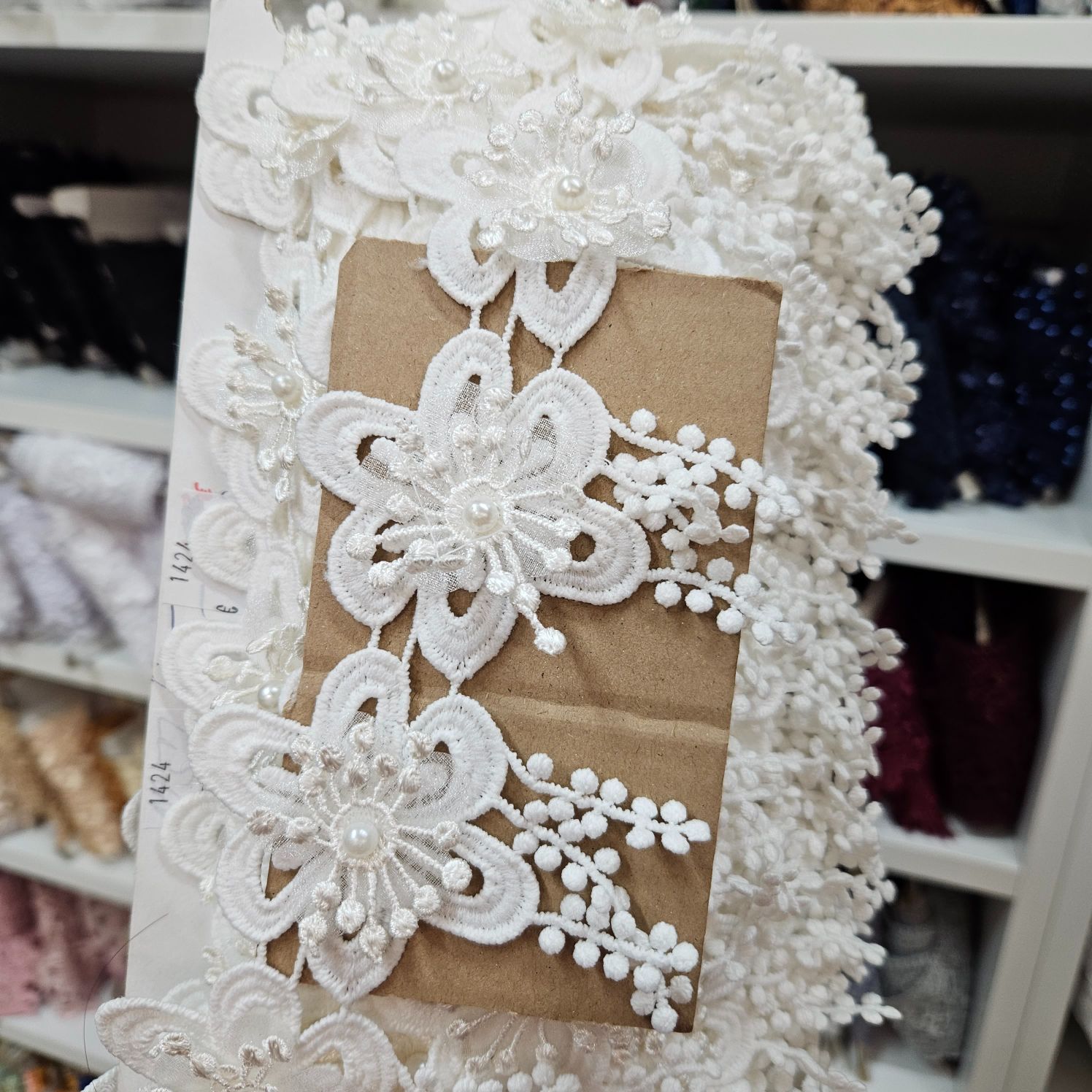 Bielo perlová vzdušná krajka šírka cca 8cm x 1m