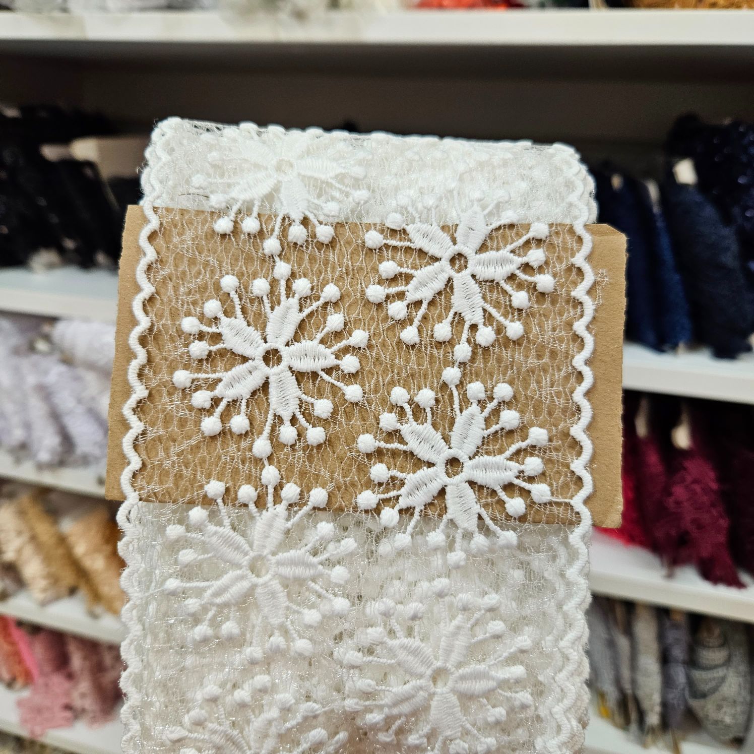Bielo perlová vzdušná krajka šírka cca 11cm x 1m