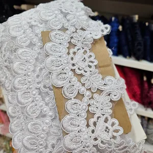 Bielo perlová vzdušná krajka šírka cca 6 - 8cm x 1m