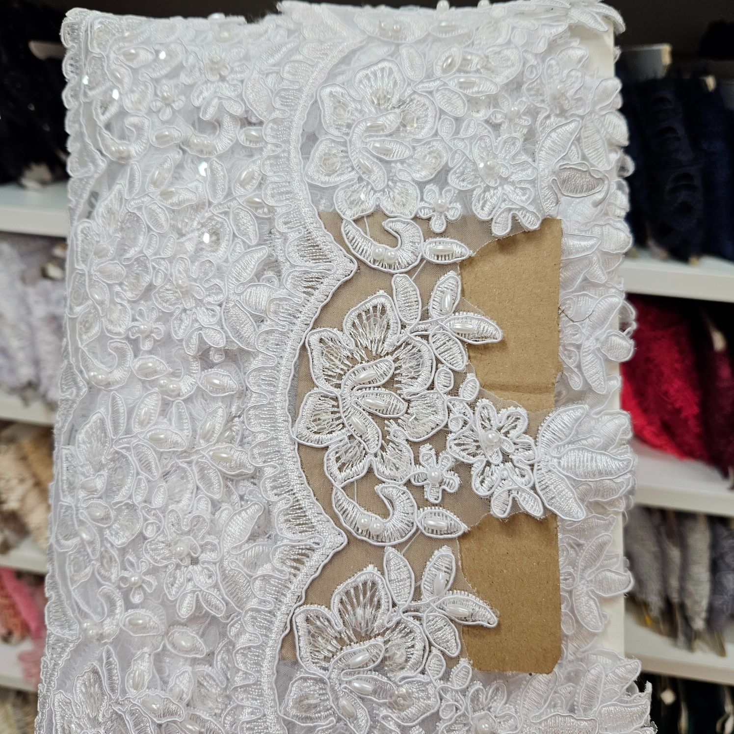 Bielo perlová vzdušná krajka šírka cca 5 - 10cm x 1m