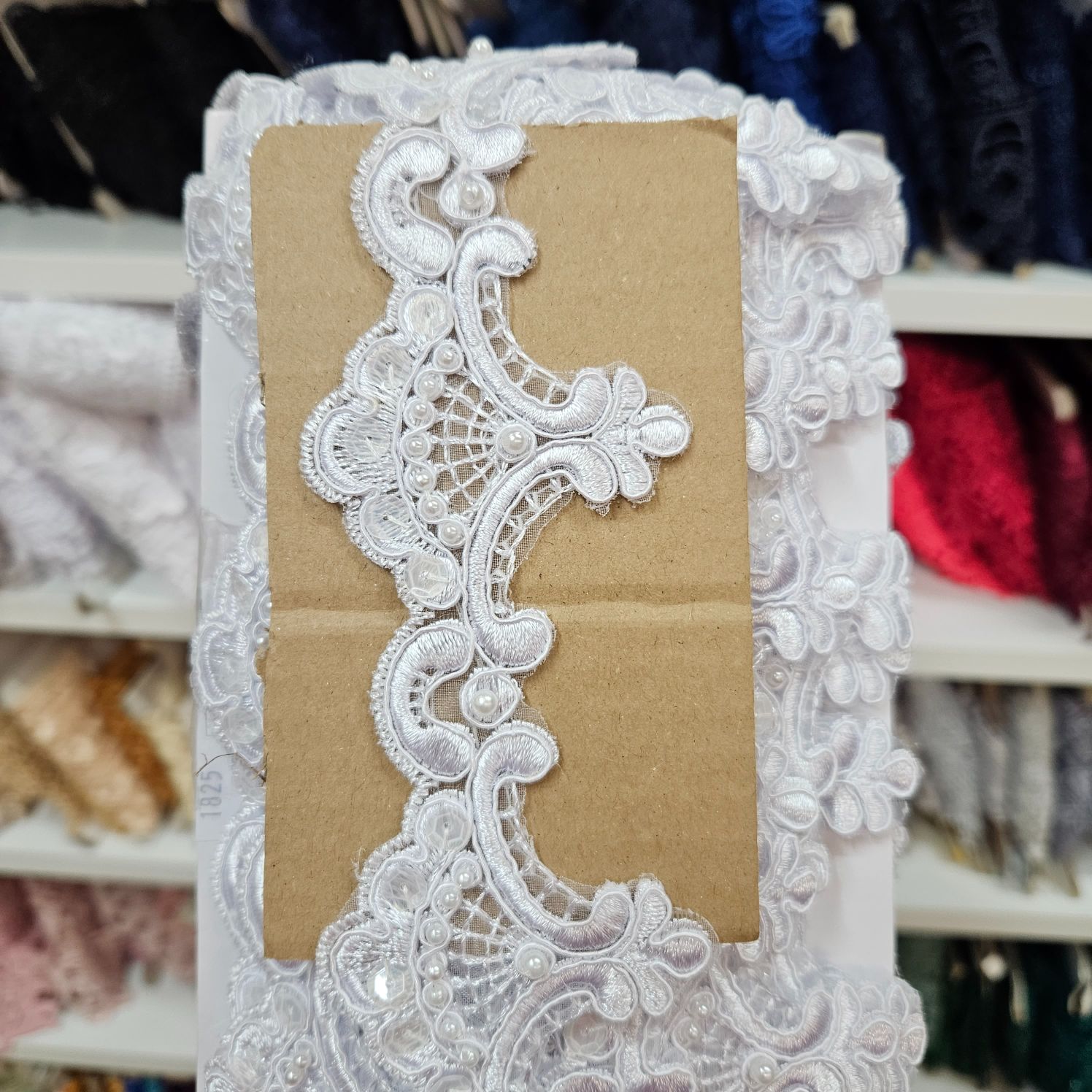 Bielo perlová vzdušná krajka šírka cca 2 - 6cm x 1m