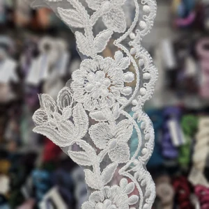 Bielo perlová vzdušná krajka šírka cca 6 - 11cm x 1m