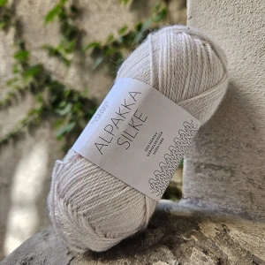 Alpakka Silke 1015 - prírodná tenká vlna s baby alpakou a hodvábom