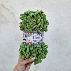 Puffy Fine 485 - Stredne zelená mäkká vlna s očkami