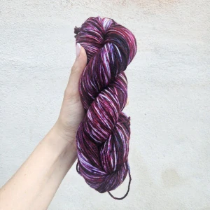 iba 1ks! Arroyo - 746 Heirloom Vegetables - fialkovo prskaná ručne farbená merino vlna